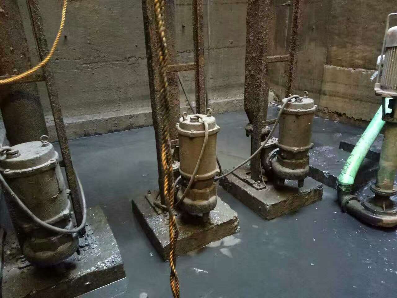 山阳污水池清理